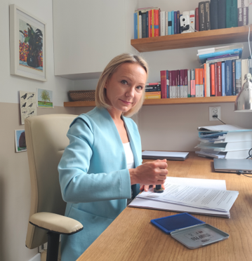 Tłumaczka przy biurku z dokumentami.